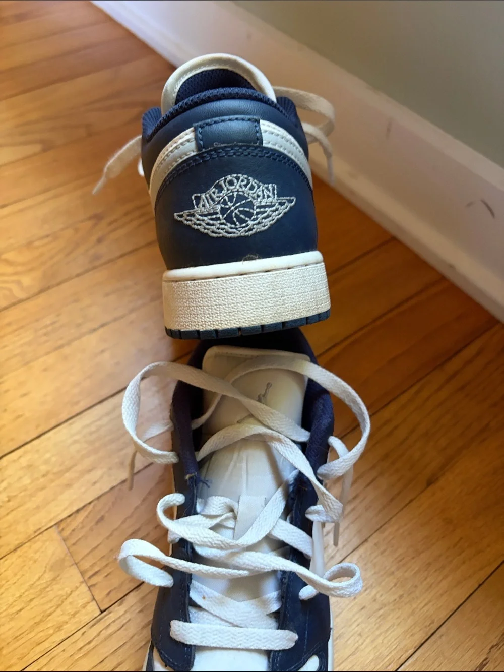 Nike Kids White and Navy Low-Top Sneakers with Gray Swoosh